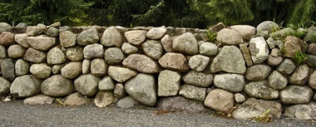 Как сделать забор из камней в сетке или же габионов своими руками