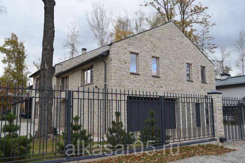 Облицовка фасада и цоколя серым доломитом со сколом от Алькасар в КП Антоновка
