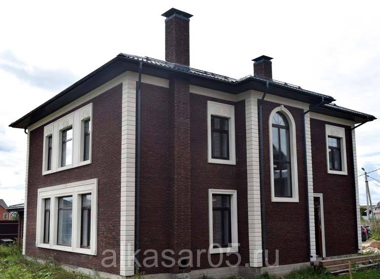 Облицовка фасада в английском стиле: клинкерный кирпич и дагестанский камень в Бутово