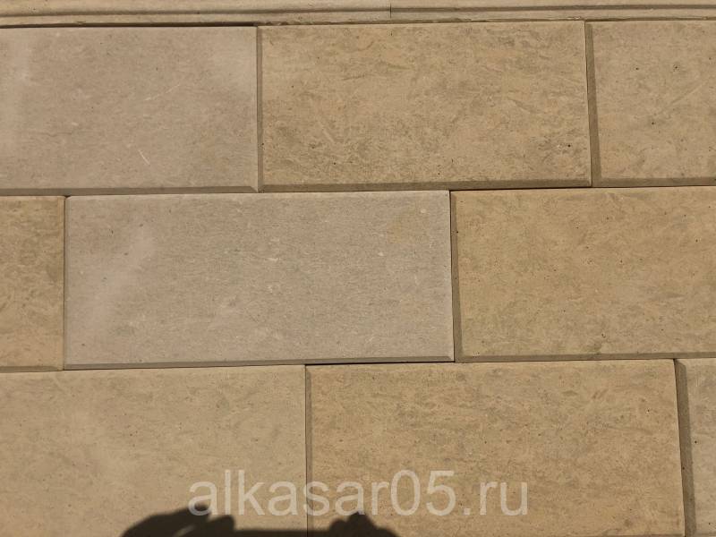 Отделка в среднеземноморском стиле: фасад из известянка и доломита в Архангельском