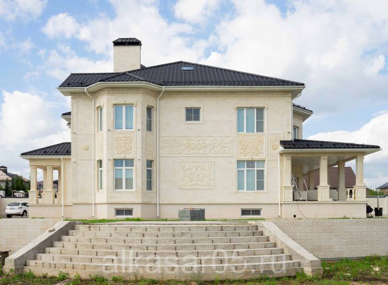 Красивый фасад из песчаника на Симферопольке Борисовка П-03.2016