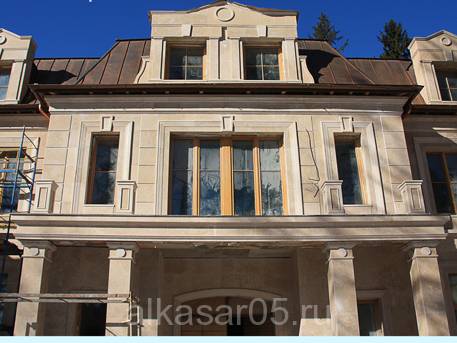 Красивый фасад из камня травертин в Московской области
