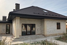 Отделка одноэтажного дома доломитом белым Сердцевина со сколом на Киевском шоссе