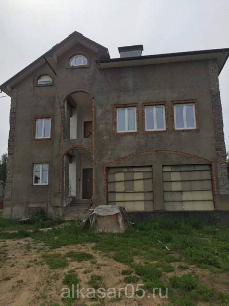 Двухэтажный дом с облицовкой из песчаника и доломита на Щелковском шоссе