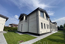 Красивый фасад из бело-серого известняка с крупноформатными плитами в КП Пестово