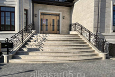 Лестница и входная группа из доломита Геналдон в Московской области от Алькасар