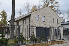 Облицовка фасада и цоколя серым доломитом со сколом от Алькасар в КП Антоновка